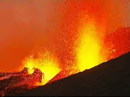 El temor ahora es que la lava pueda llegar a un parque natural próximo