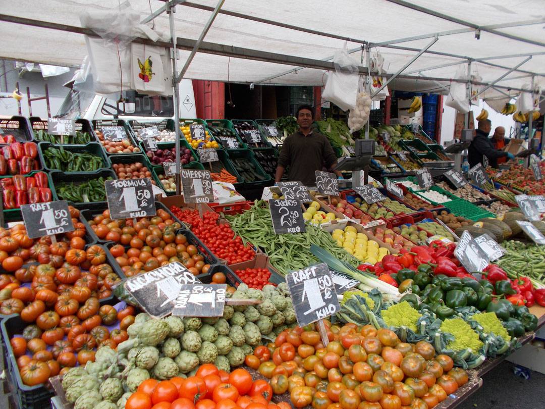 A más tiendas tradicionales y mercados municipales, ciudades más saludables