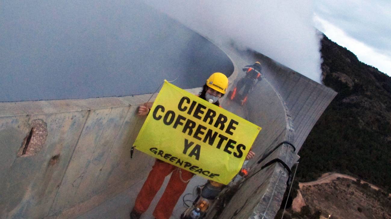 Activistas de Greenpeace se suben a una torre de la central nuclear de Cofrentes