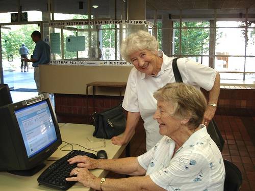 Advierten del peligro de excluir a los mayores de 44 años de una sociedad digitalizada