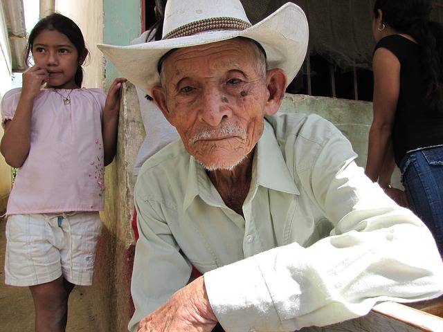 Ancianos de México mejoran su salud tras recibir un subsidio 