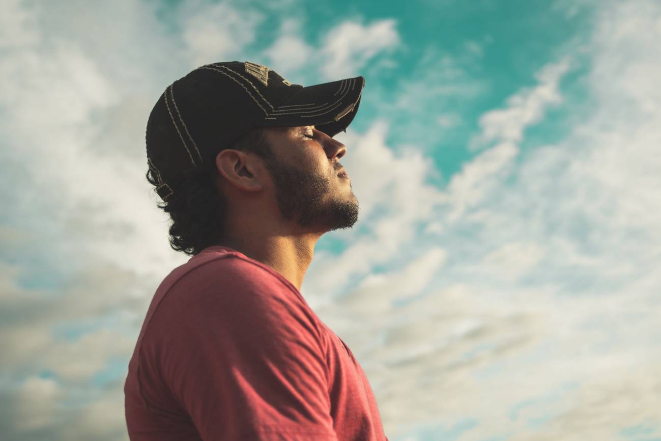 hombre inhalando de forma tranquila