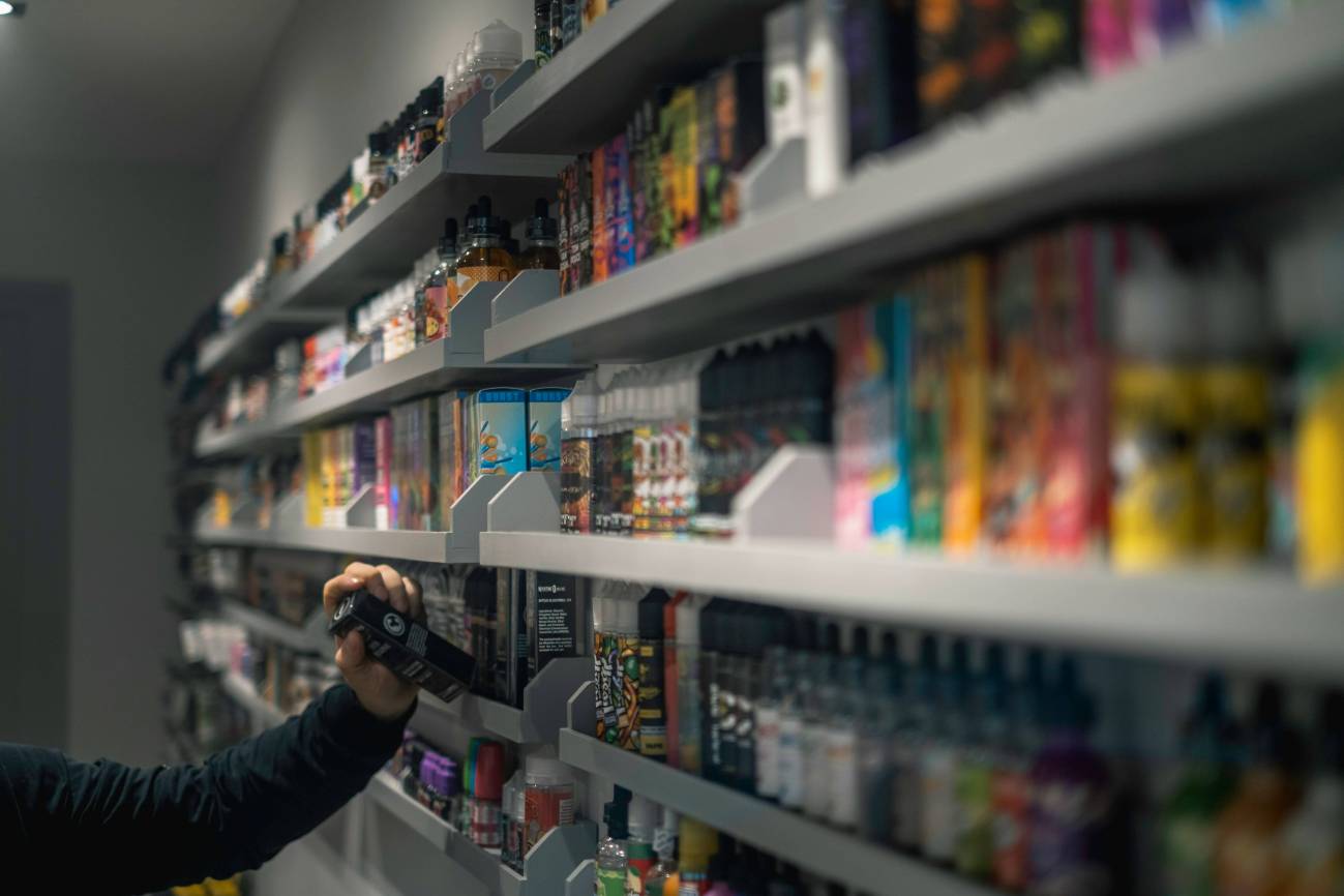 Estantería llena de cigarrillos electrónicos