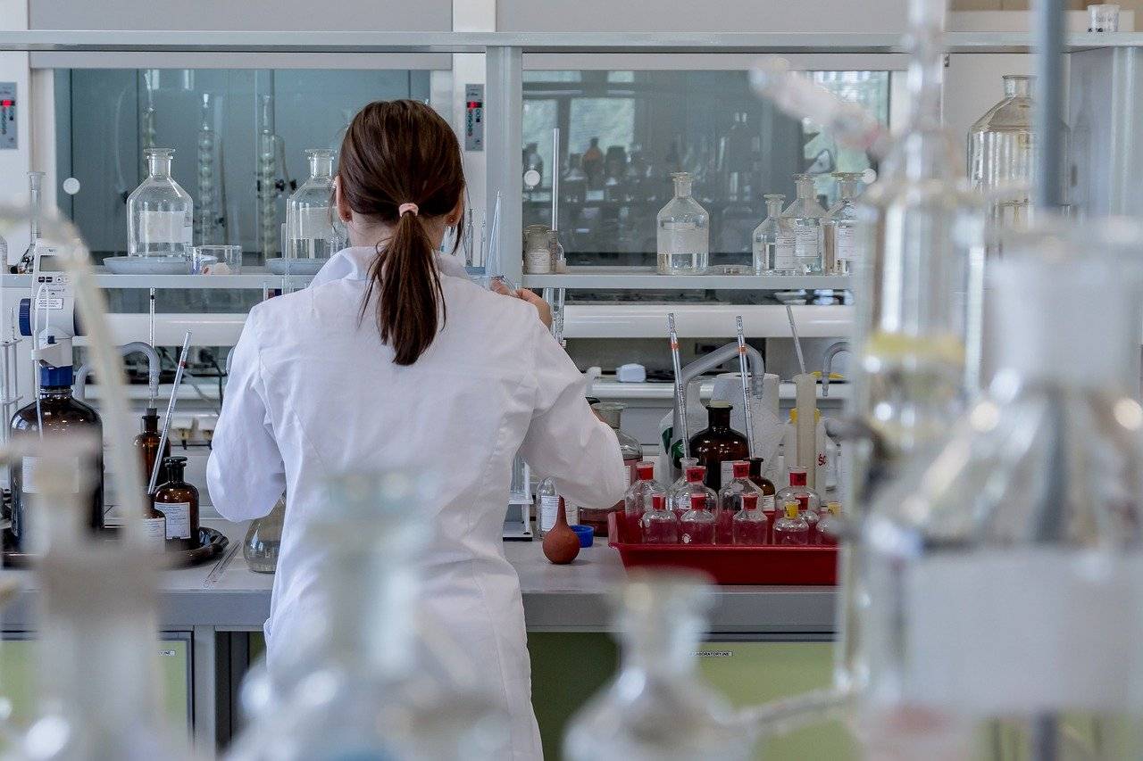 mujer en un laboratorio