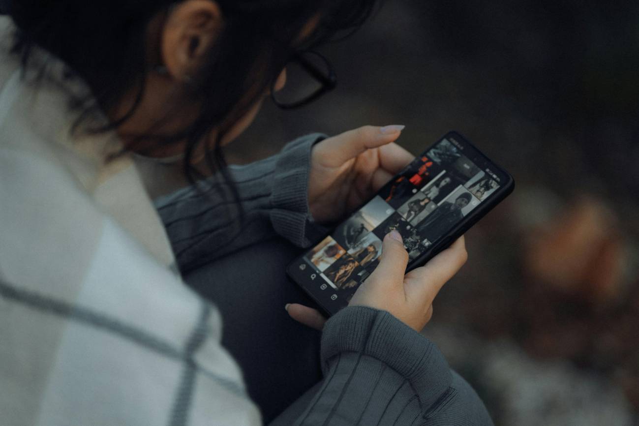 Persona navegando en redes sociales