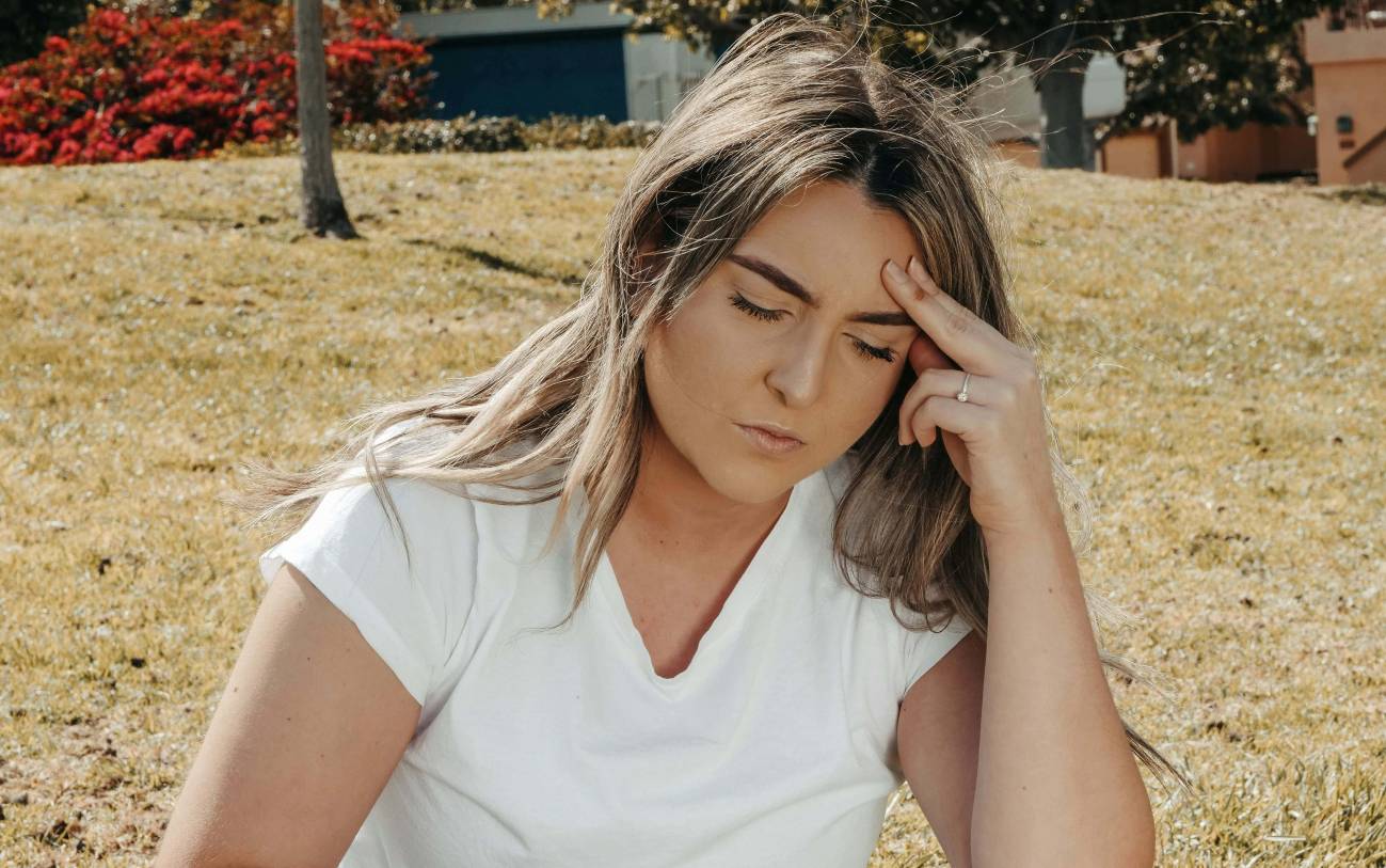 Una mujer se toca la cabeza