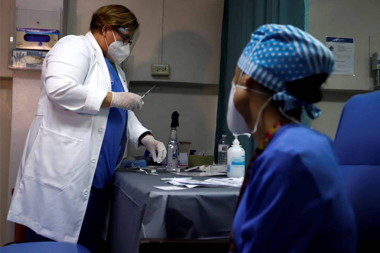 Vacunación en un hospital de Puerto Rico