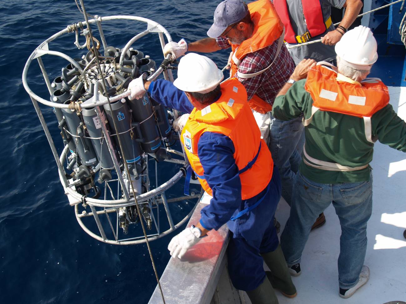 Científicos del IEO toman muestras en el Mediterráneo.