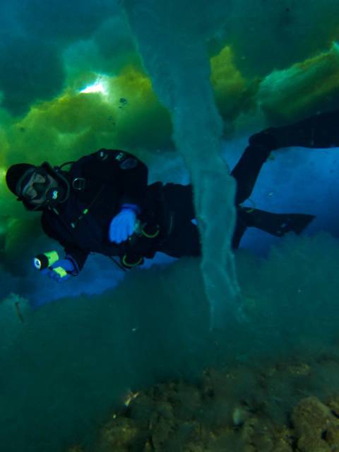 Tubo de hielo marino formándose con un flujo de salmuera en el agua profunda.