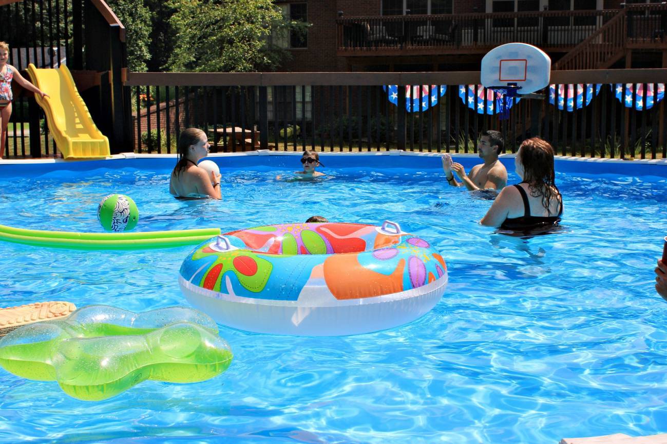 Niños jugando en una piscina