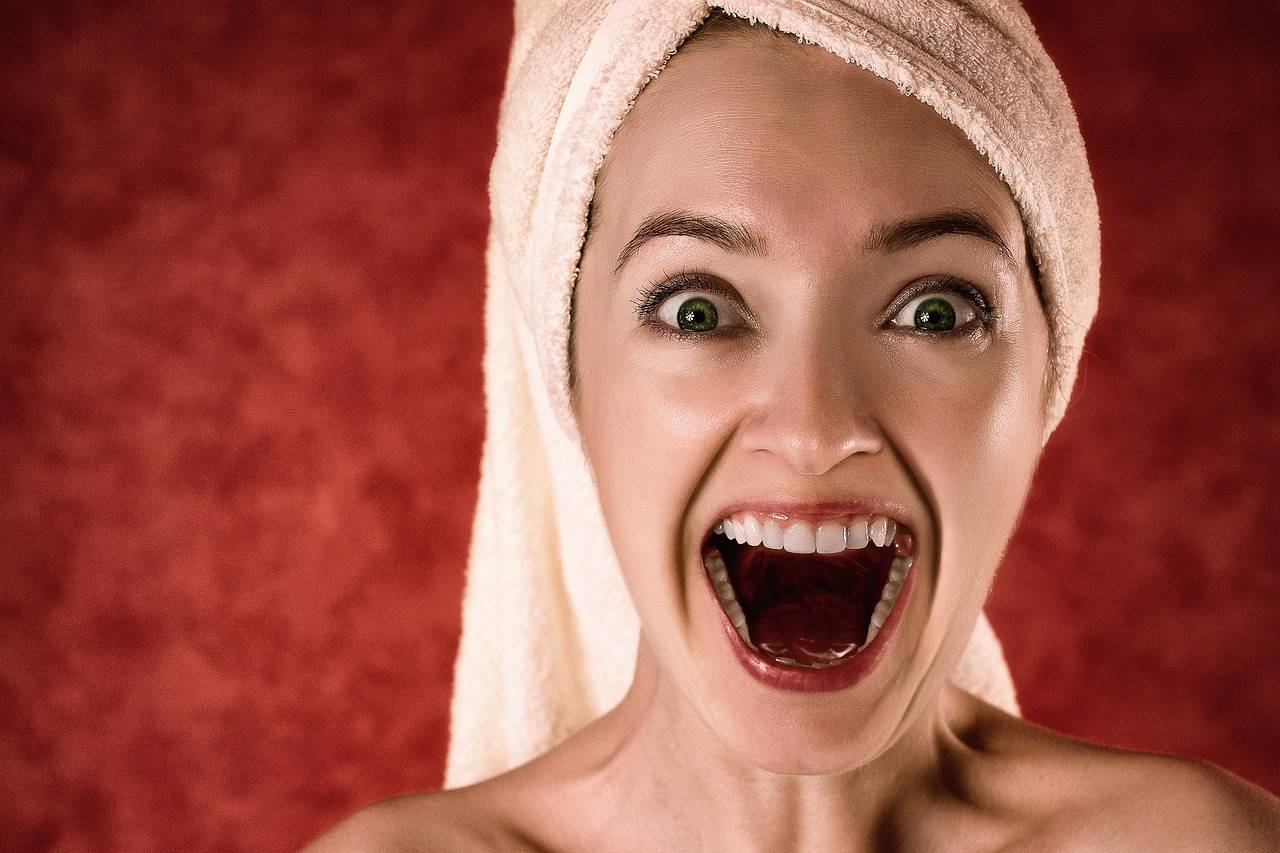 mujer con la boca abierta