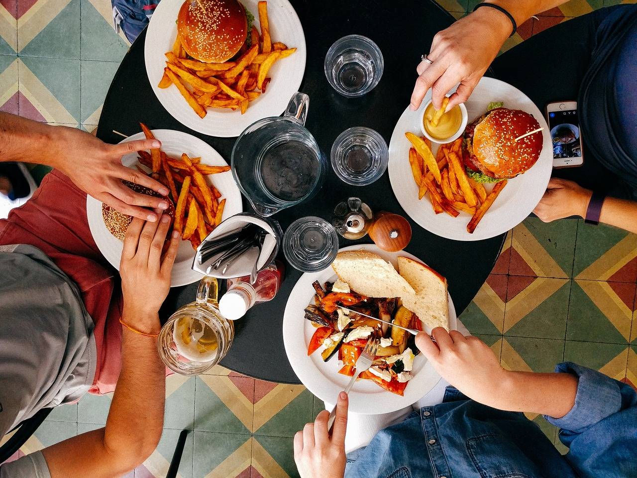 cuatro personas comiendo en un restaurante