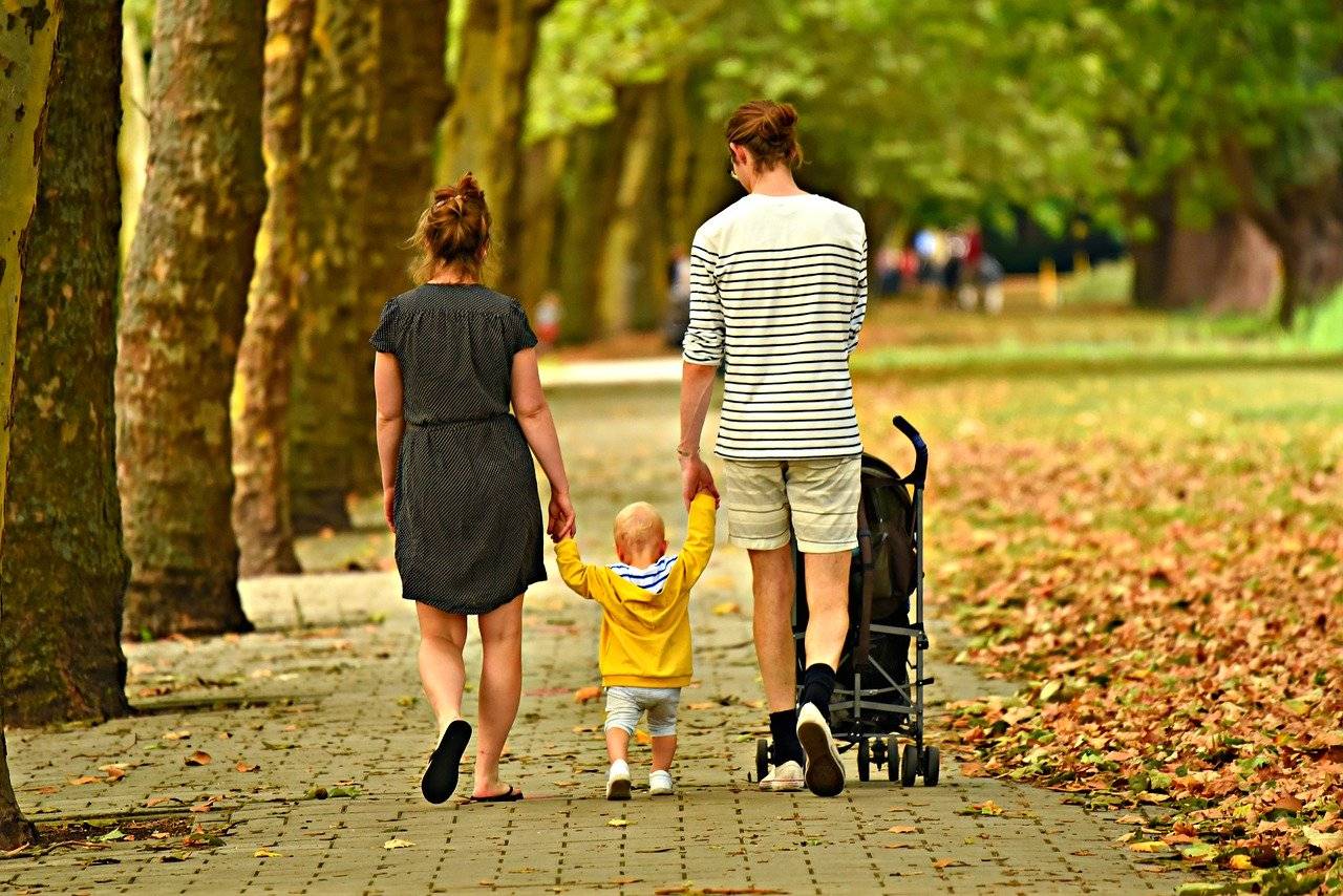 padre y madre con hijo