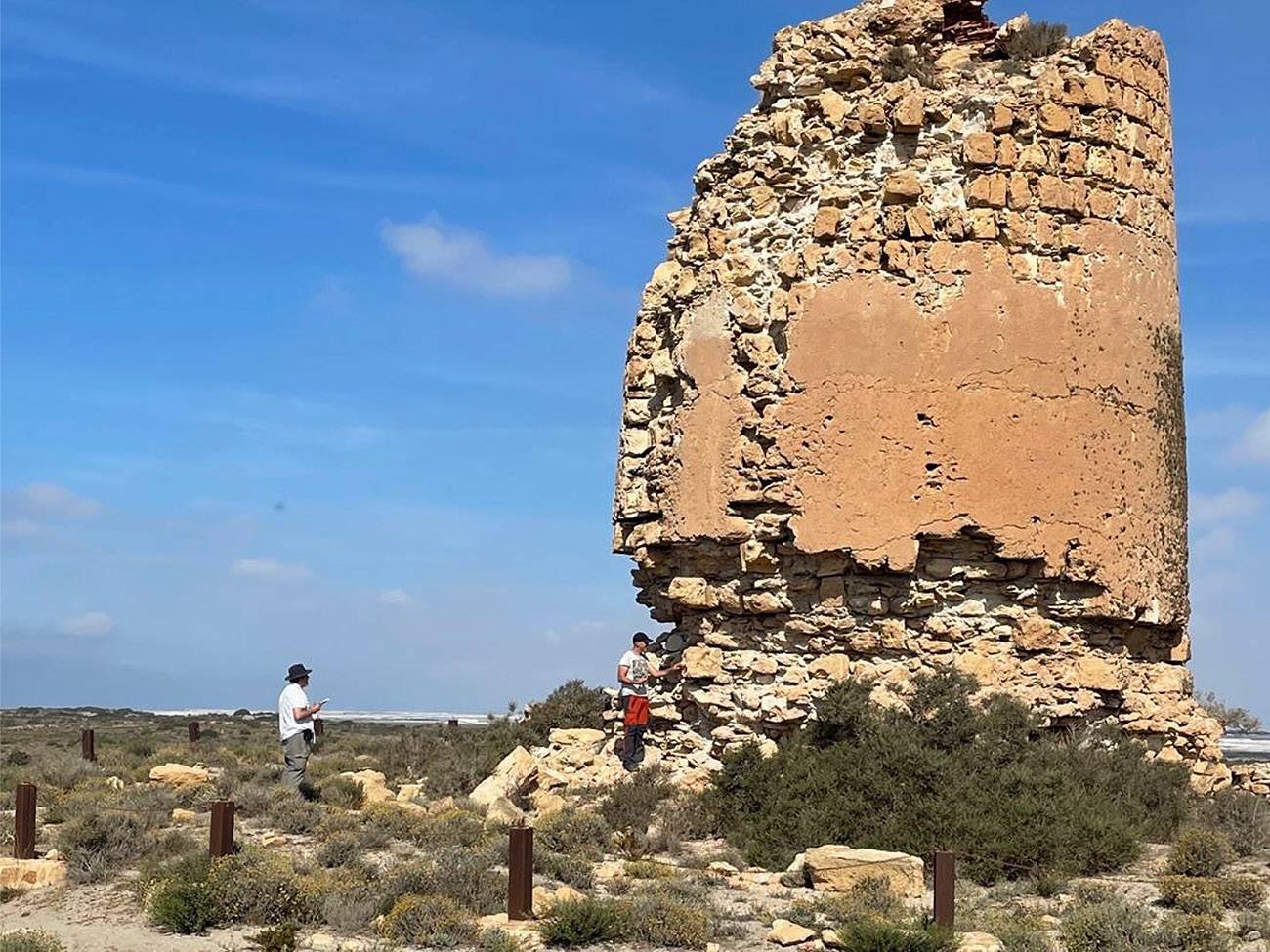 Investigadores trabajando en Torre de Cerrillos (Almeria)