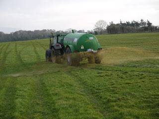 Aplicación de purines en suelo agrícola.