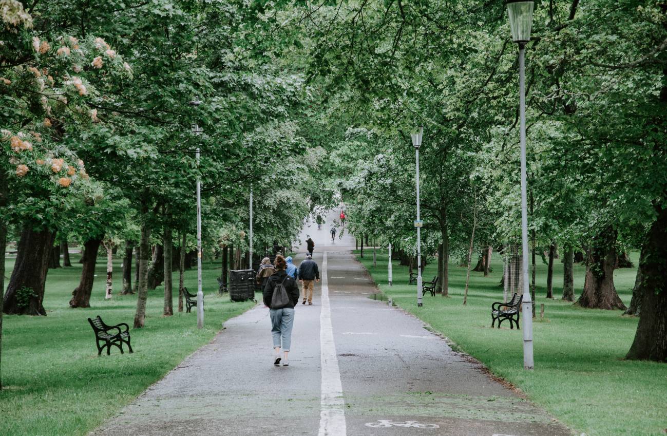 Personas paseando en un parque