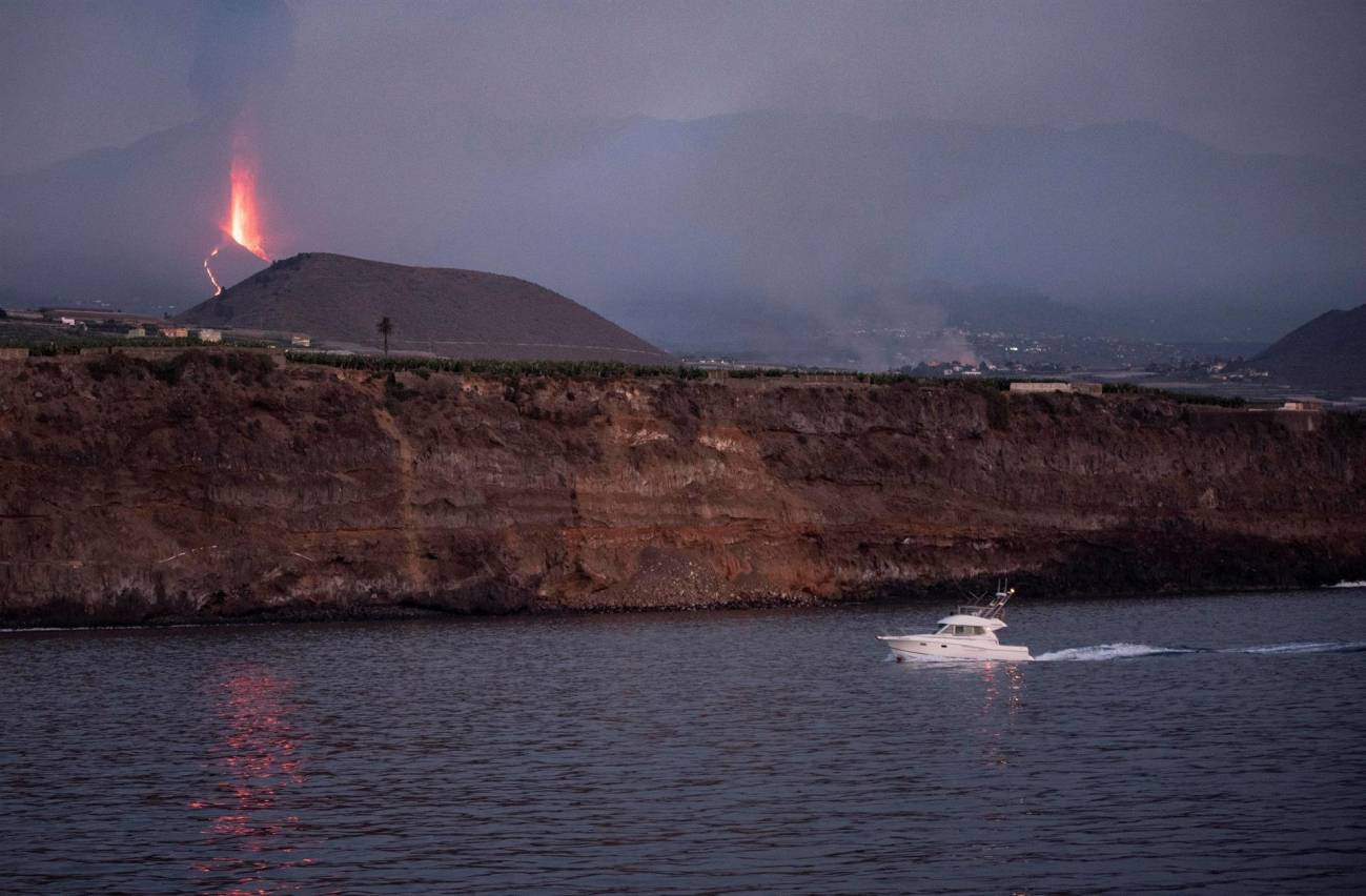Confinan varios barrios de Tazacorte ante la posible llegada de la lava al mar
