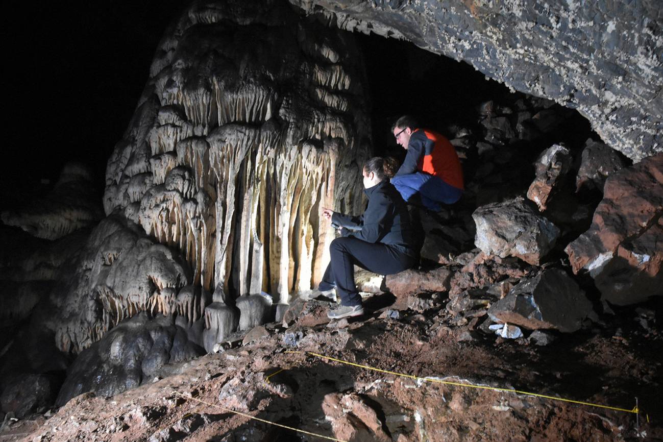 Investigadores mirando hacia las estalagmitas situadas en la cueva de Ardales