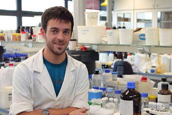 Javier Erro en el laboratorio en el que trabaja, en la empresa Timac AGRO.