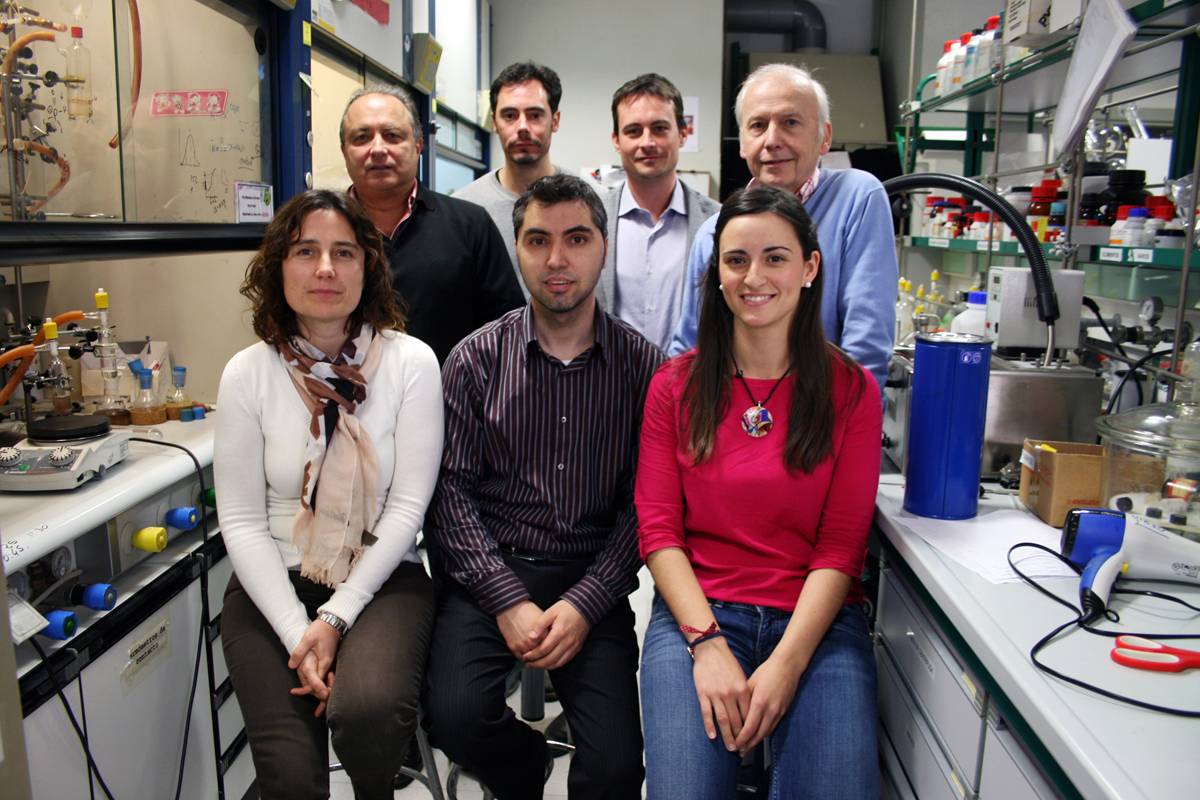 Ernesto Carmona (primero de la derecha)junto a su grupo de investigación en cicCartuja