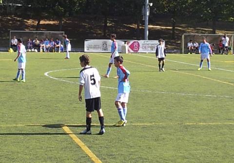 Niños jugando al fútbol