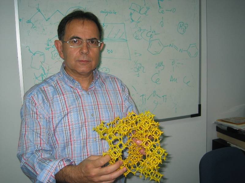 Desarrollan un material nanoporoso capaz de reconocer moléculas según su orientación espacial