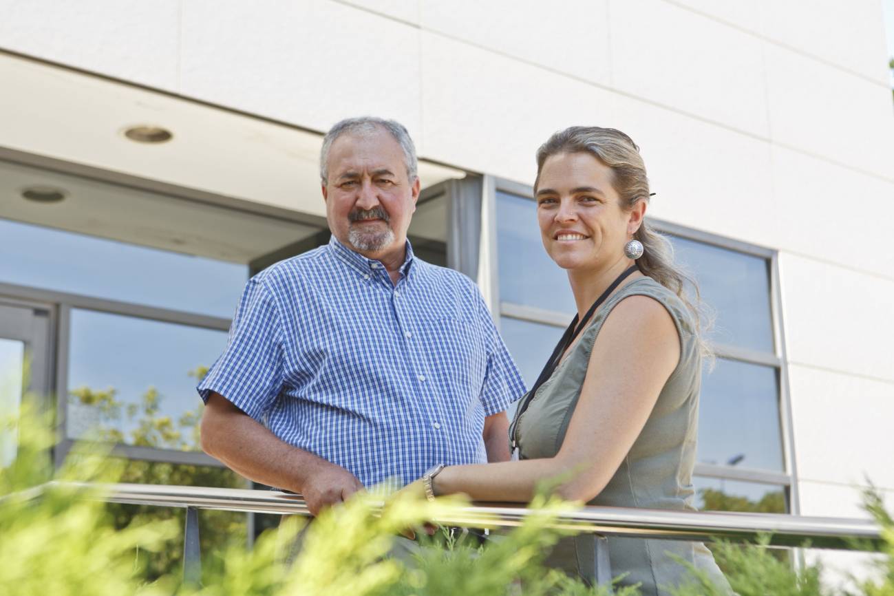 Los investigadores Ignacio Morell y Arianna Renau en el campus de la Universitat Jaume I. UJI.