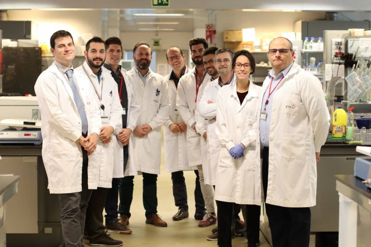 los autores de la investigación en el laboratorio