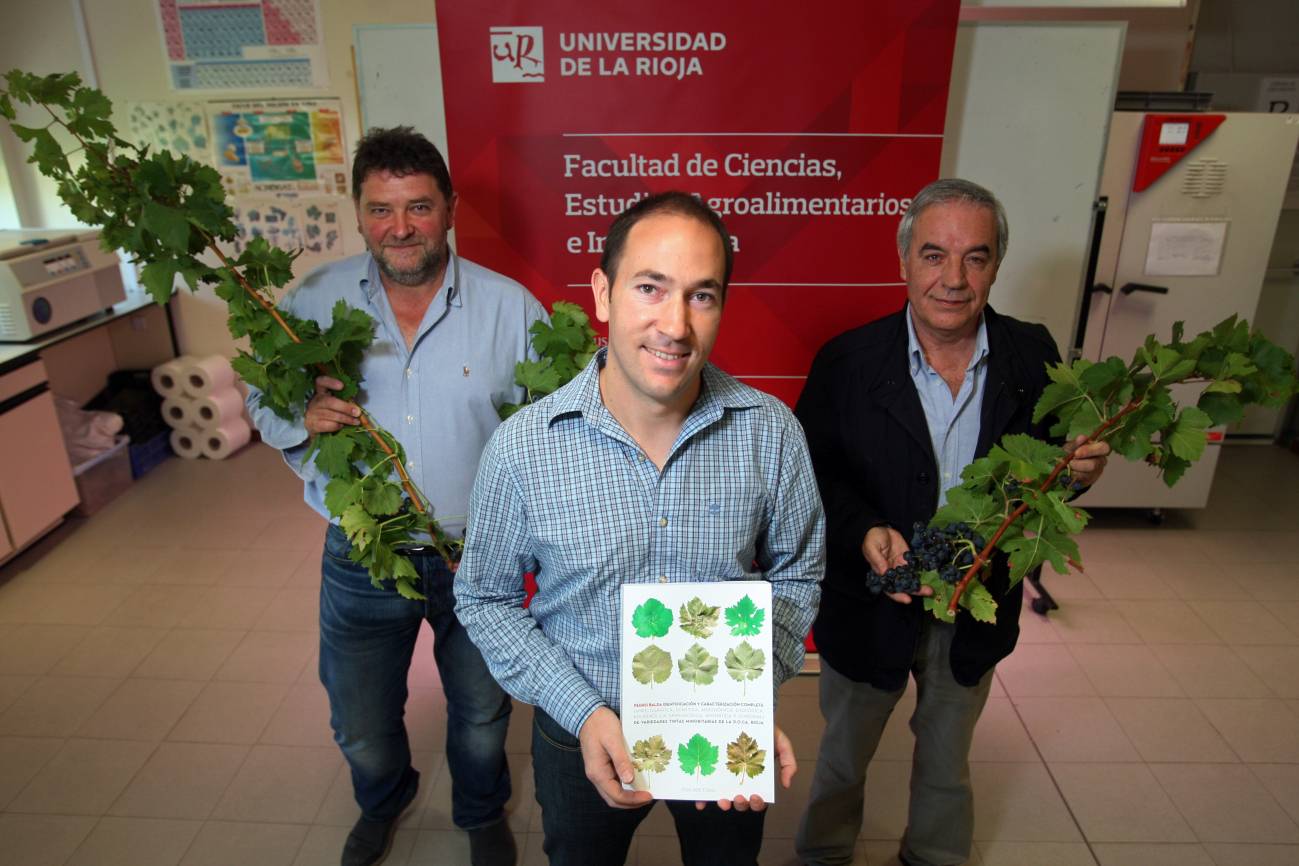 Pedro Balda, flanqueado por Juan Carlos Sancha y Fernando Martínez de Toda.