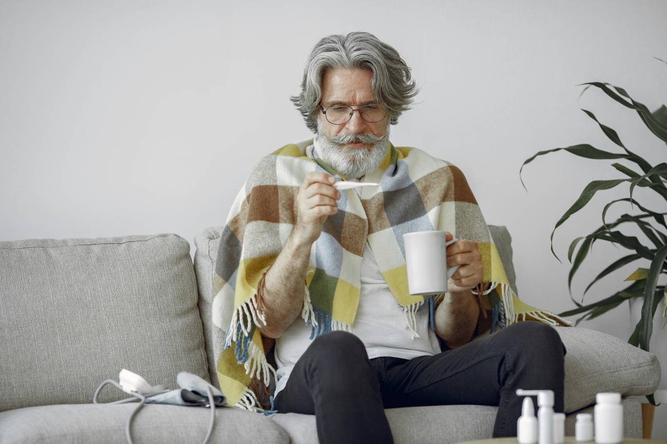 hombre mayor con gripe