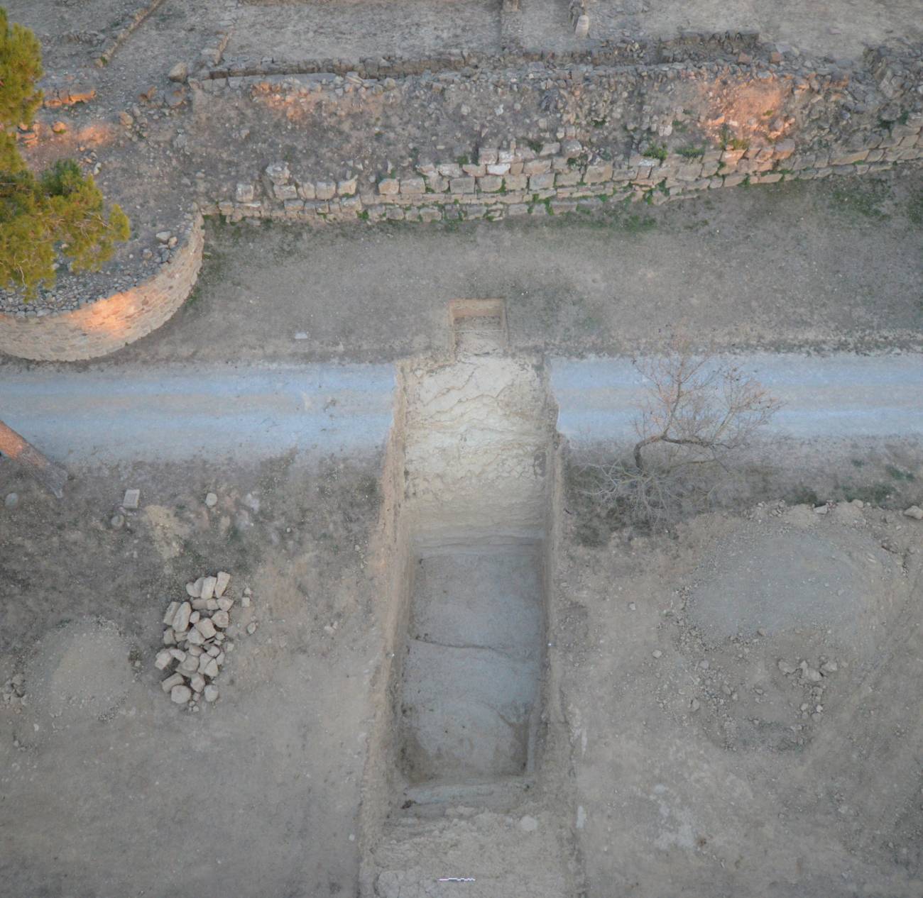 Imagen aerea de la zona excavada y perspectiva de la muralla