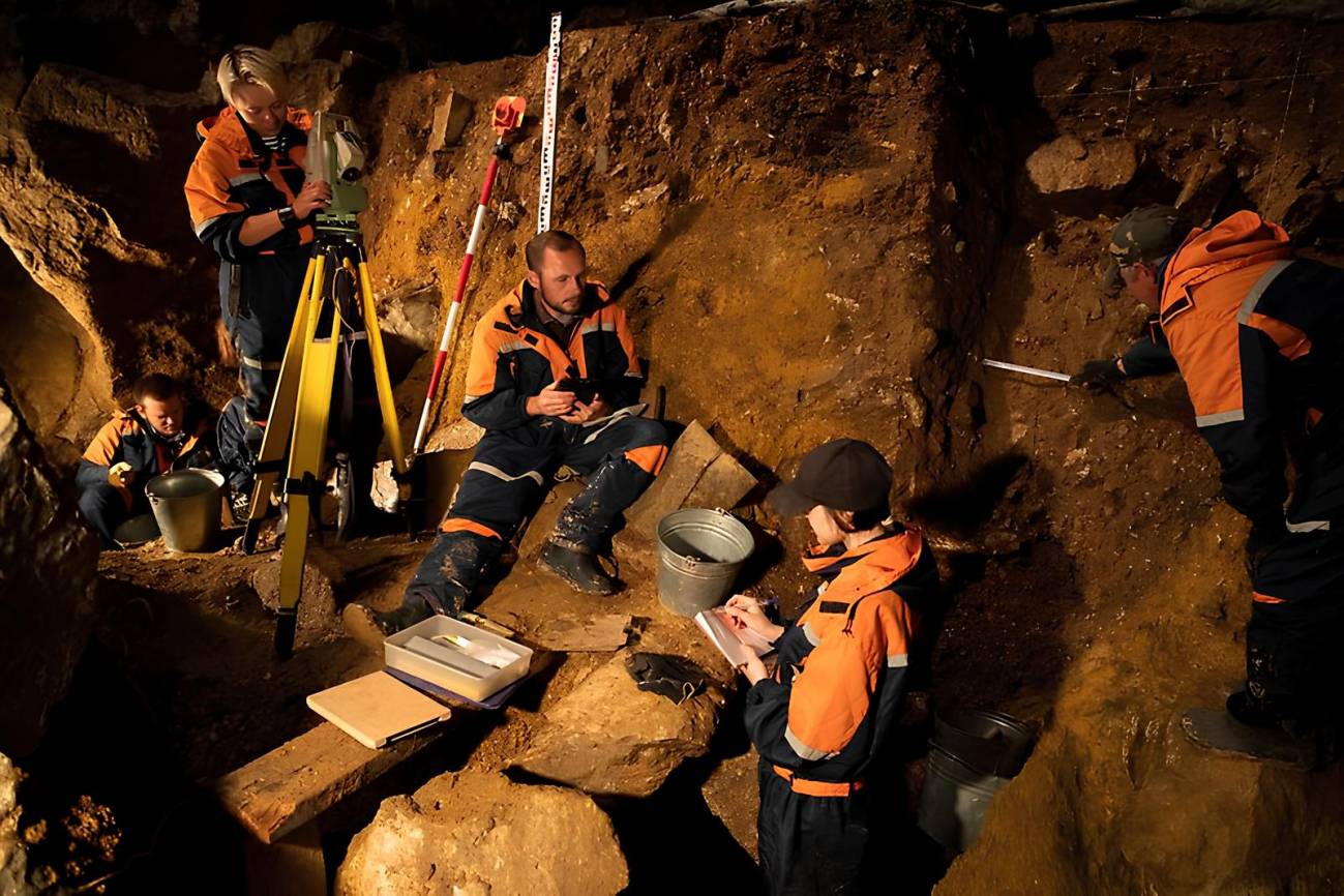 Excavaciones en la Cámara Sur de la cueva de Denisova