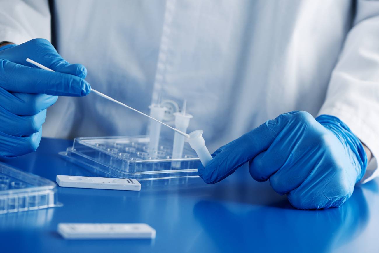 Diseñan un sensor de anticuerpos químicos para detectar el coronavirus en la saliva