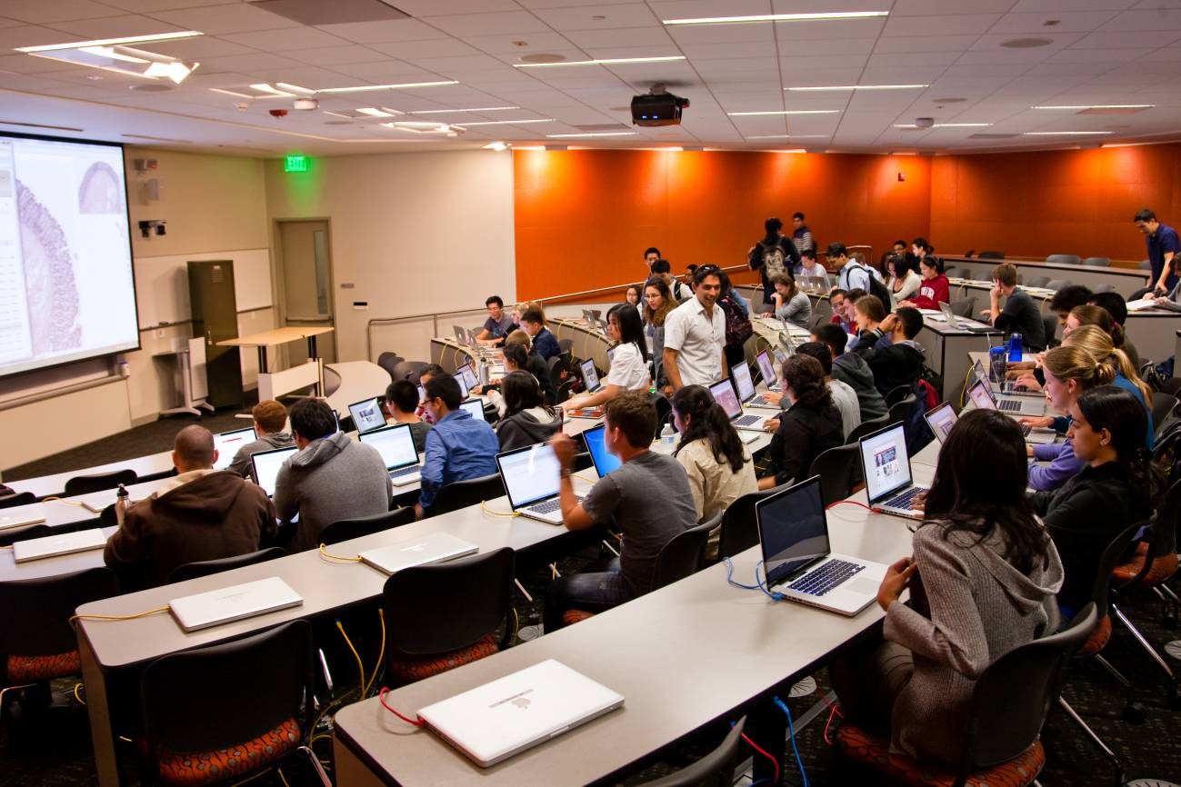 En los diez últimos minutos de clase, el estudiante utiliza la aplicación para resumir algo de lo explicado por el profesor y este lo puntúa. / Stanford EdTech.