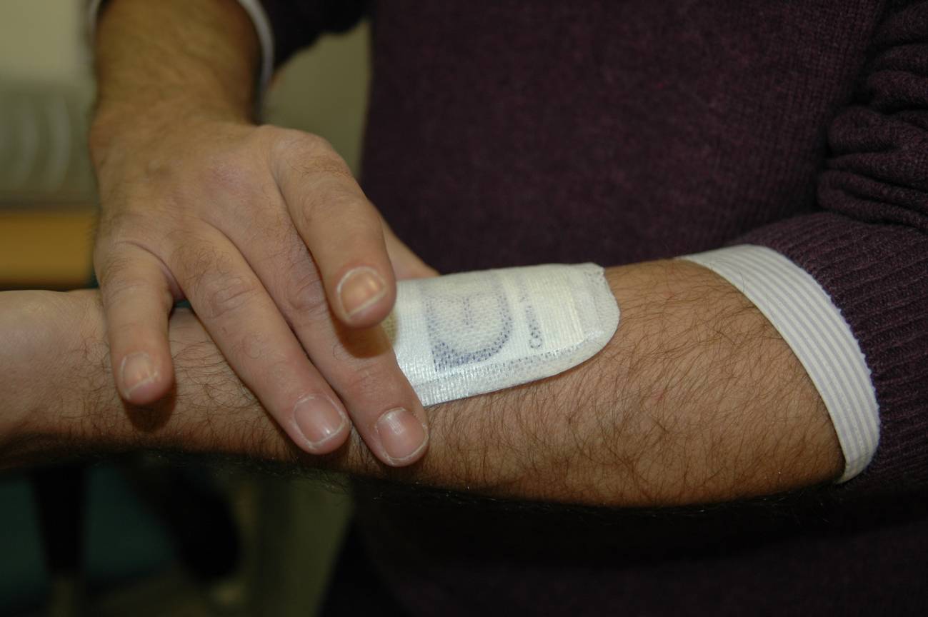 Diseñan una tirita electrónica sin baterías  que mide la temperatura corporal y el ritmo cardiaco