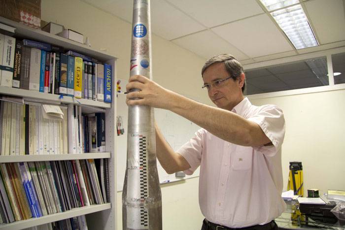 El investigador, Climent Molins, del Departamento de Ingeniería Civil y Ambiental de la UPC, con el prototipo de estructura flotante para aerogeneradores marinos
