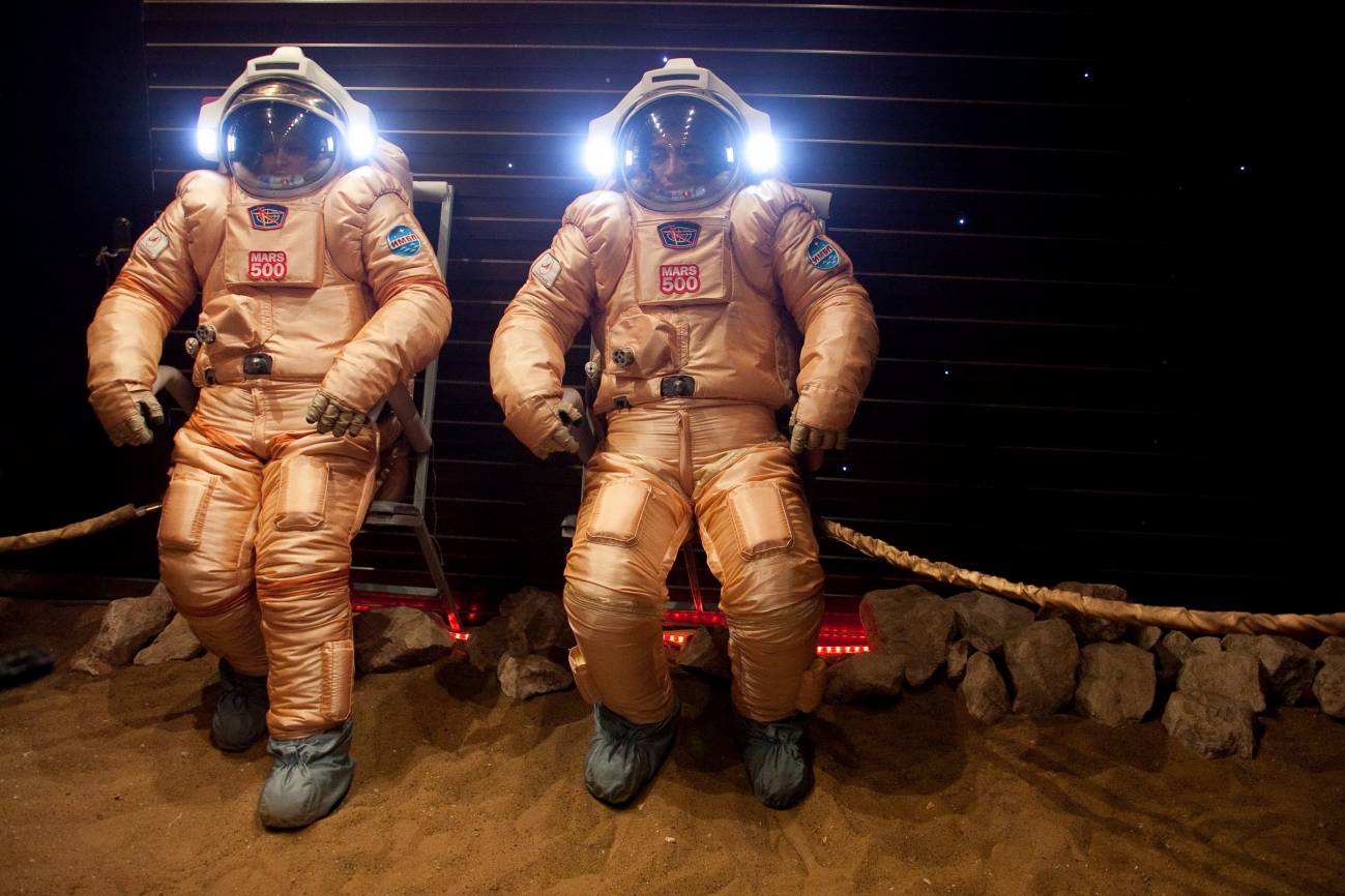 Dos astronautas pisan la superficie de Marte de forma simulada
