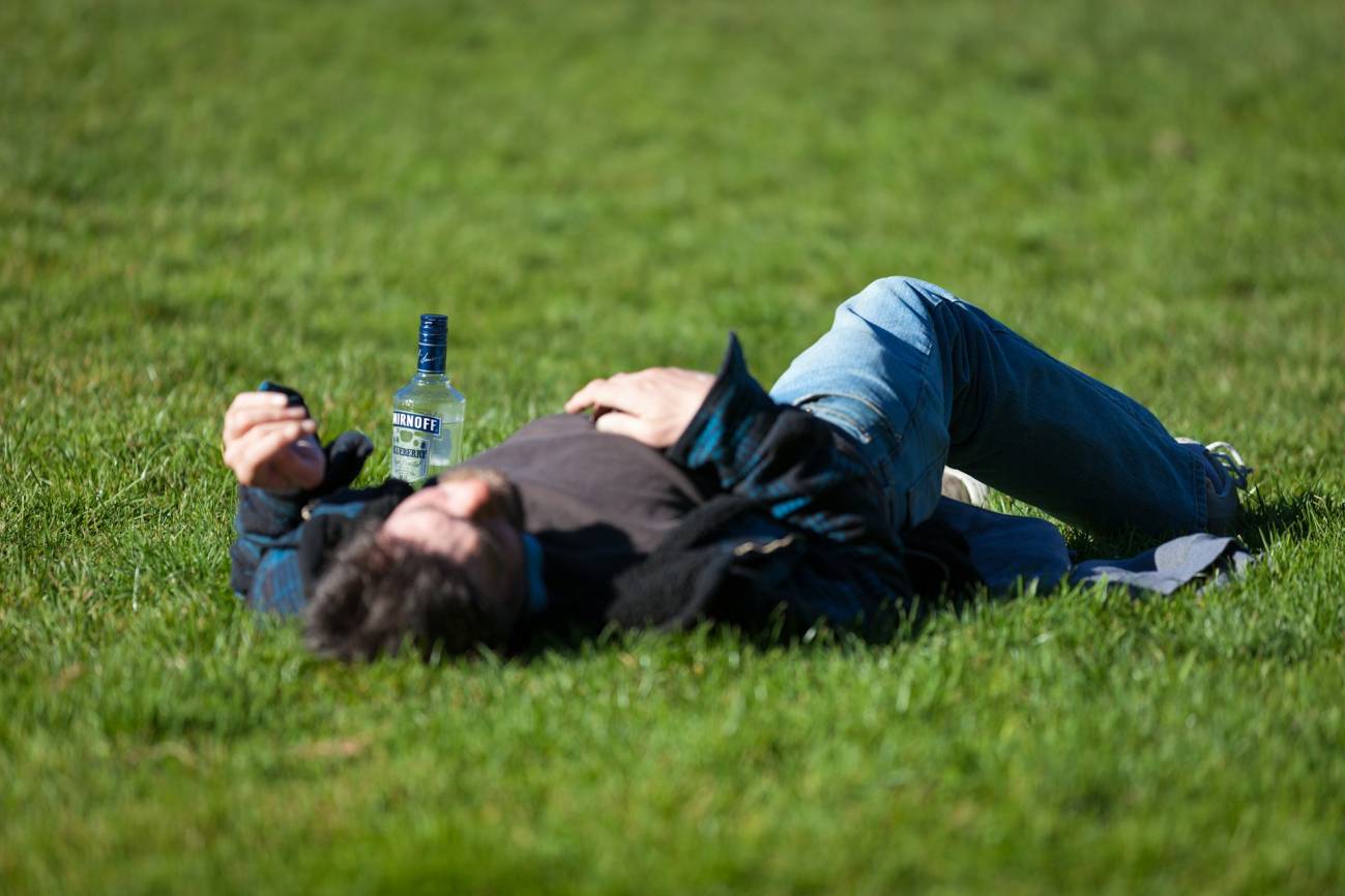 hombre bebiendo en un parque