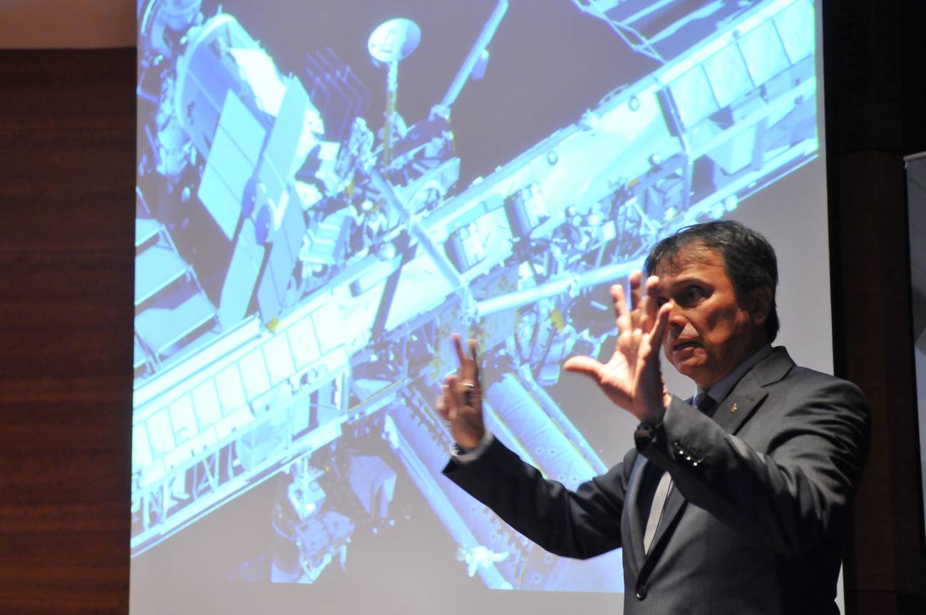  El astronauta Franklin Chang presenta un nuevo sistema de propulsión para el transporte espacial