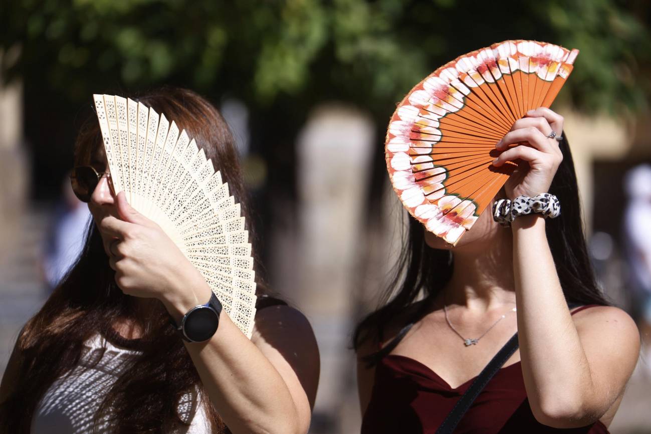 Turistas se protegen con abanicos para aliviar las altas temperaturas en Córdoba