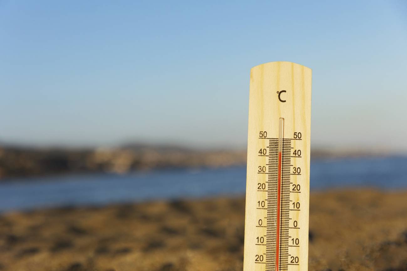 Termómetro en una playa marcando 40 grados centígrados. 