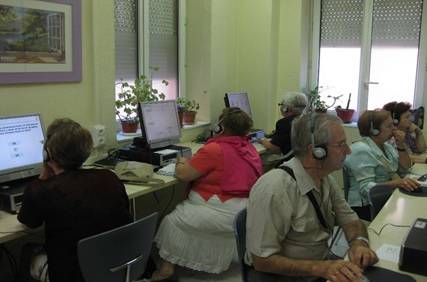 mayores en una sala de ordenadores