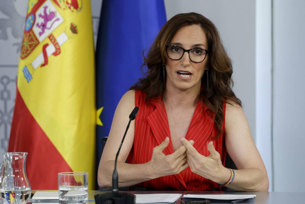 El Gobierno da luz verde a endurecer la ley antitabaco, que prohíbe fumar en terrazas y playas La ministra de Sanidad, Mónica García