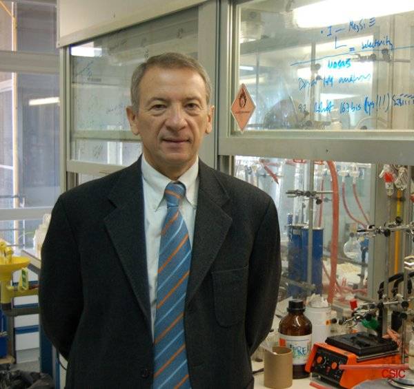 El investigador Luis Oro, nuevo presidente de la Asociación Europea de Ciencias Químicas y Moleculares