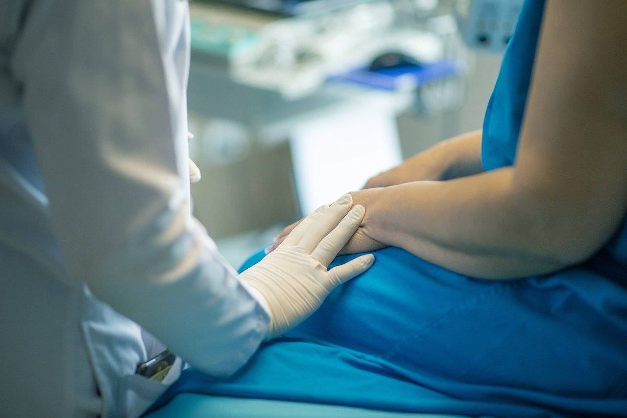 médico y paciente en un hospital