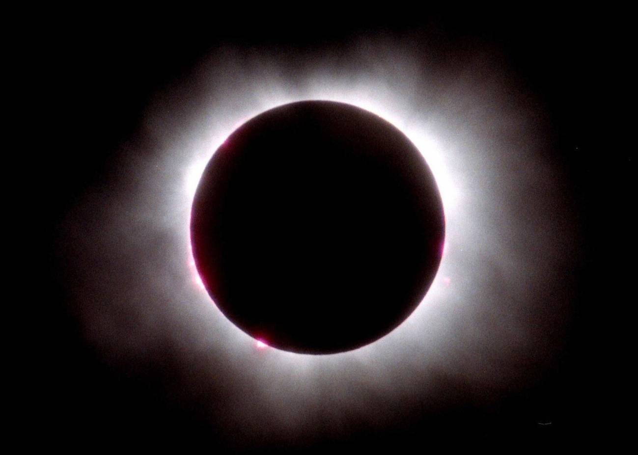 La corona solar vista en el cielo de Bucarest