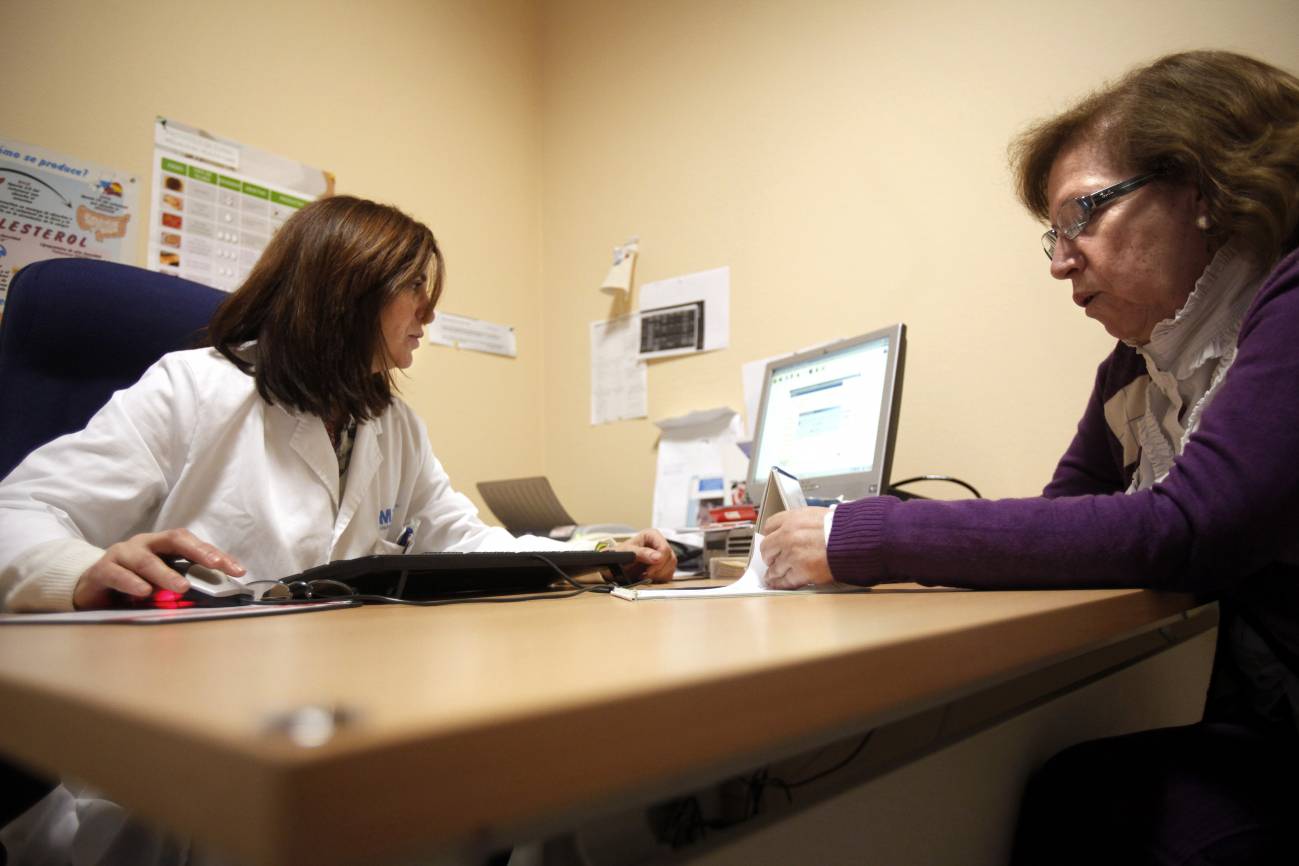 mujer en una consulta