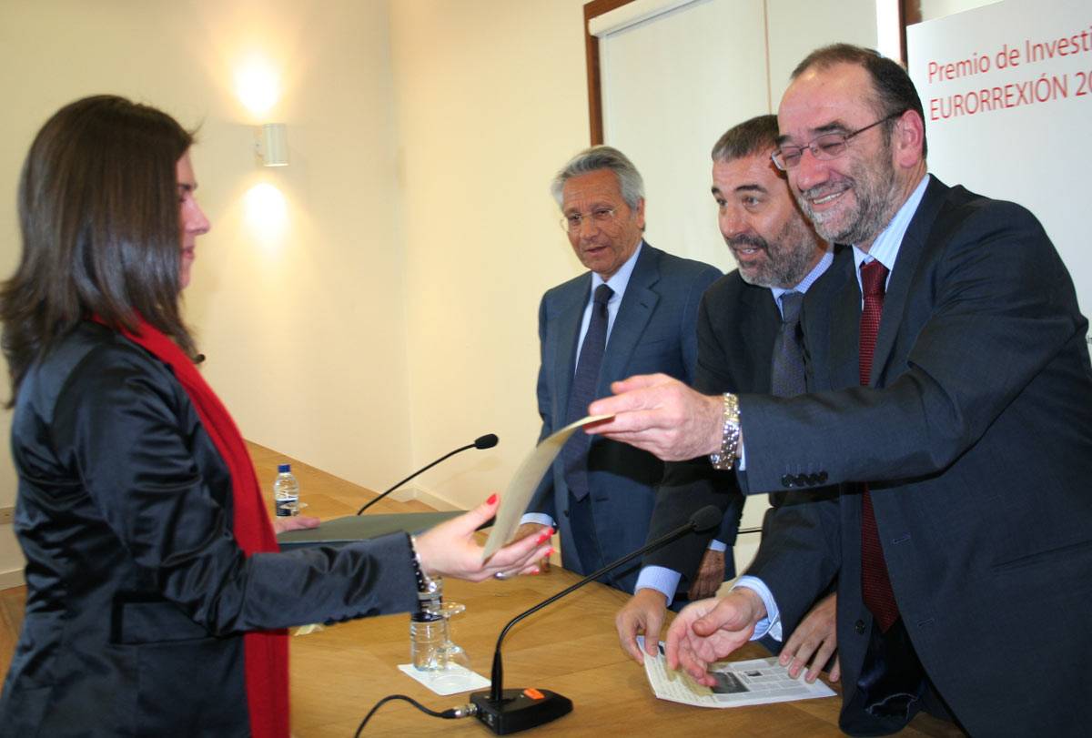 Elvira Vieira recibe el premio Eurorrexión 2008 por un trabajo sobre el capital humano como factor de convergencia 