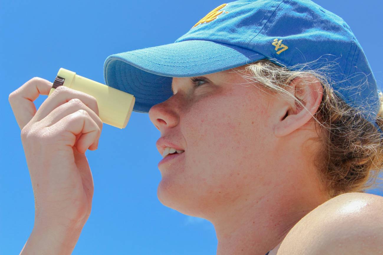 mujer con crema solar