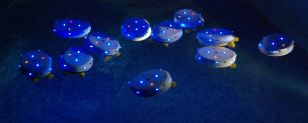 Enjambres de robots que se comportan como un banco de peces